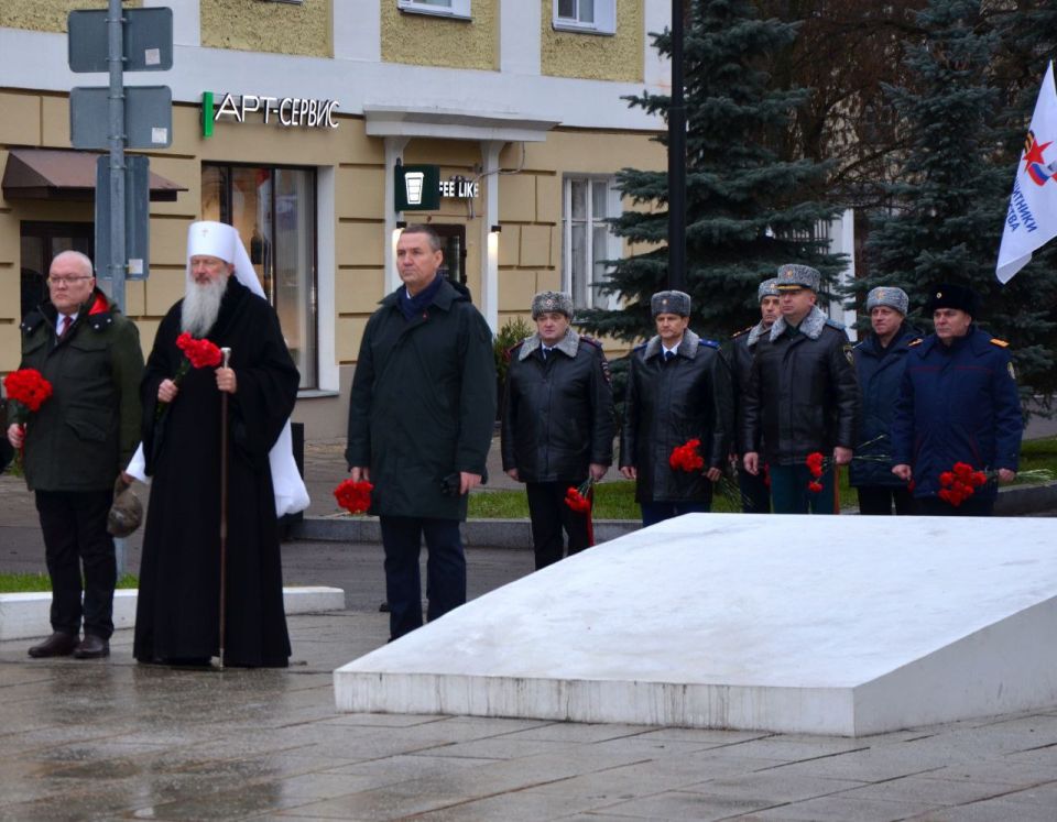 Прокурор Кировской области Юрий Рываев и работники надзорного ведомства возложили цветы во имя памяти Неизвестного Солдата Прокурор Кировской области Юрий Рываев и работники надзорного ведомства возложили цветы во имя памяти Неизвестного Солдата