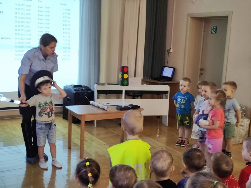 Сотрудник Госавтоинспекции провёл урок безопасности для дошколят Сотрудник Госавтоинспекции провёл урок безопасности для дошколят