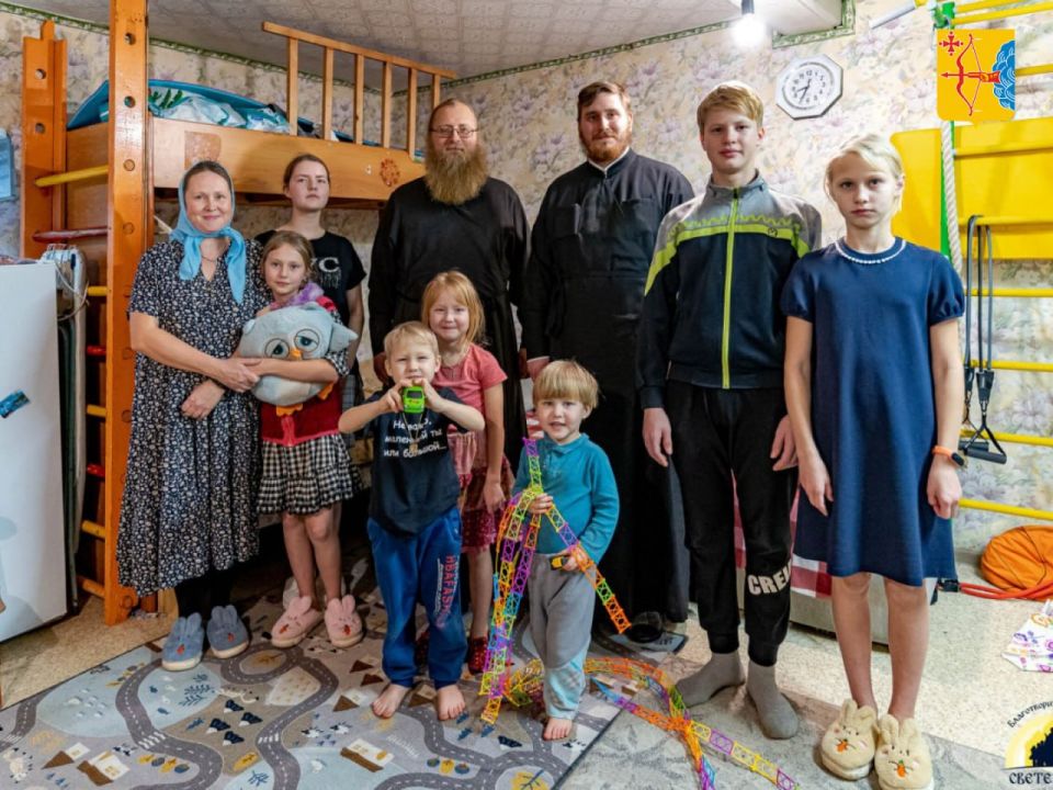 Президент наградил кировскую семью за воспитание восьмерых детей