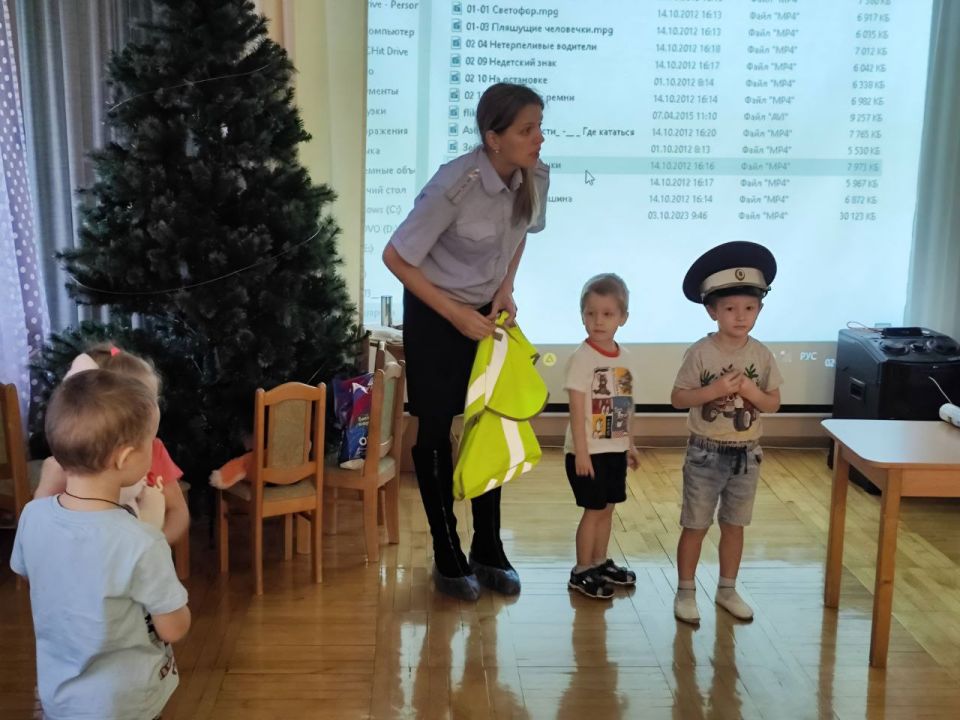 Сотрудник Госавтоинспекции провёл урок безопасности для дошколят Сотрудник Госавтоинспекции провёл урок безопасности для дошколят