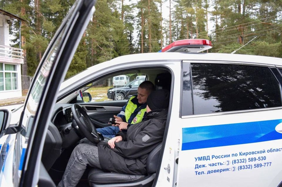 Сотрудники Госавтоинспекции Кировской области в минувшие выходные дни приняли участие в форуме «Наследники победы: помним, чтим и защищаем» Сотрудники Госавтоинспекции Кировской области в минувшие выходные дни приняли участие в форуме «Наследники победы: помним, чтим и защищаем»