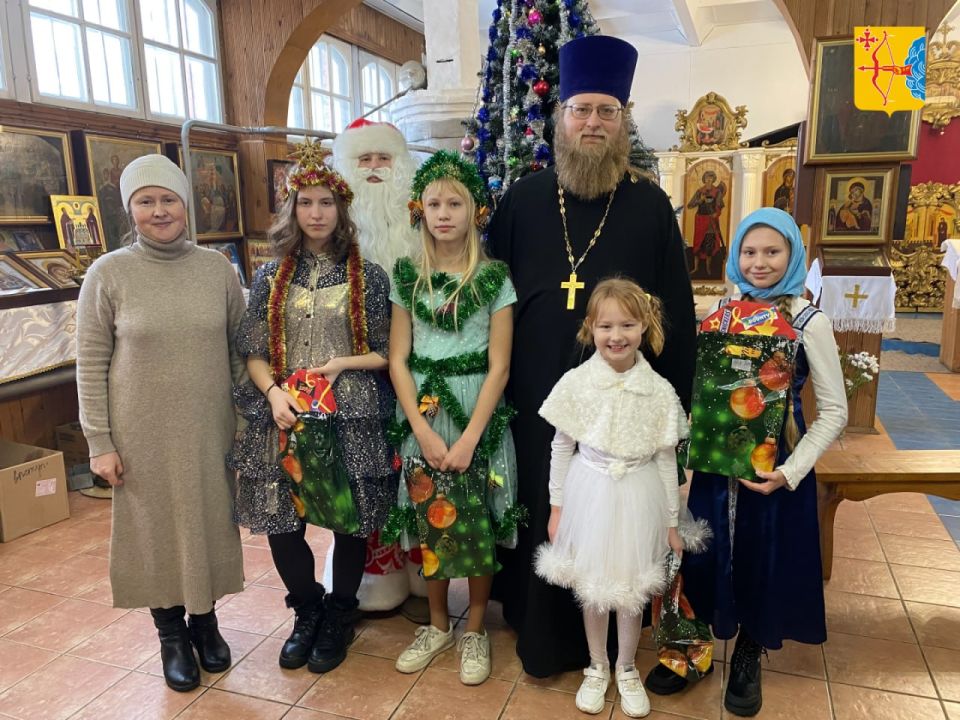 Многодетная семья Петрухиных из Свечинского района удостоена медали ордена «Родительская слава» Многодетная семья Петрухиных из Свечинского района удостоена медали ордена «Родительская слава»