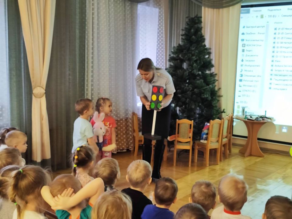Сотрудник Госавтоинспекции провёл урок безопасности для дошколят Сотрудник Госавтоинспекции провёл урок безопасности для дошколят