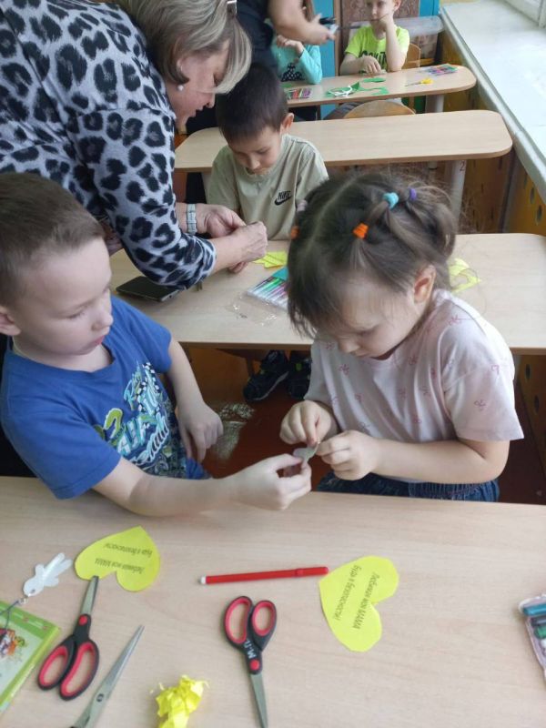 Юные кировчане стали ярче. Обучающая встреча с воспитанниками Вятскополянского детского сада началась с повторения правил безопасного поведения на улицах и дорогах Юные кировчане стали ярче. Обучающая встреча с воспитанниками Вятскополянского детского сада началась с повторения правил безопасного поведения на улицах и дорогах