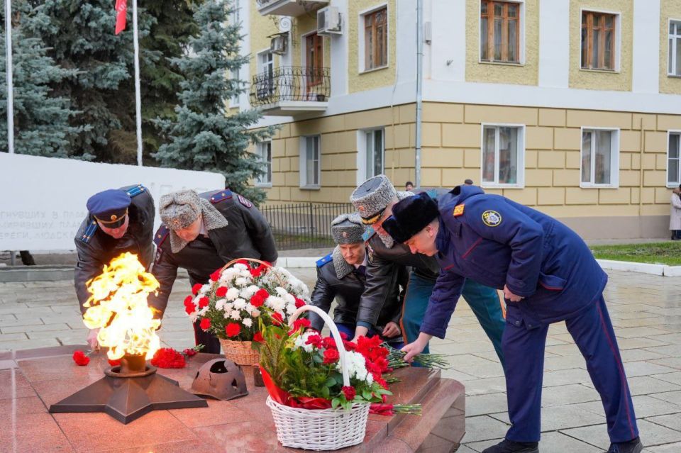 Прокурор Кировской области Юрий Рываев и работники надзорного ведомства возложили цветы во имя памяти Неизвестного Солдата