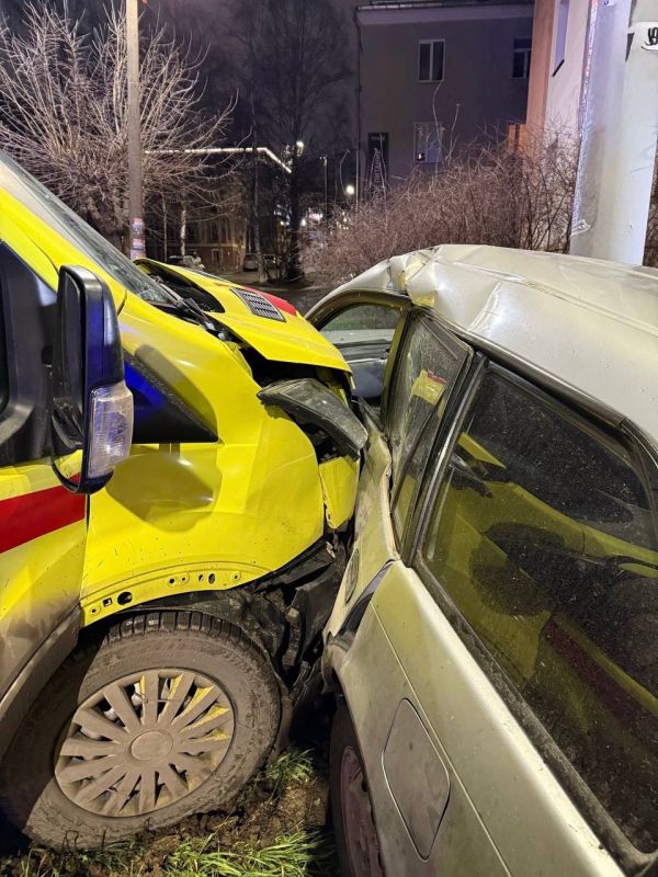 Четыре человека пострадали в ДТП с участием машины скорой помощи: оба водителя, а также пассажиры реанемобиля (мужчина 27 лет и женщина 44 лет)