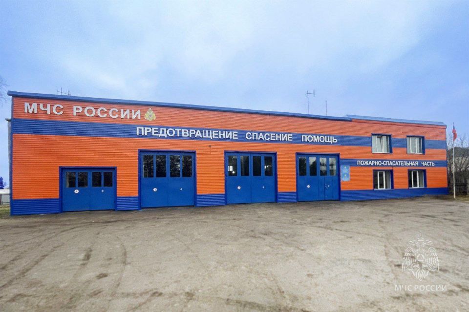 #НовыйОблик #35летМЧС. В Санчурске завершён ремонт здания пожарно-спасательной части Это отличный подарок к 35-летию МЧС России! Теперь сотрудники 52-й ПСЧ будут нести службу в новых, более комфортных условиях