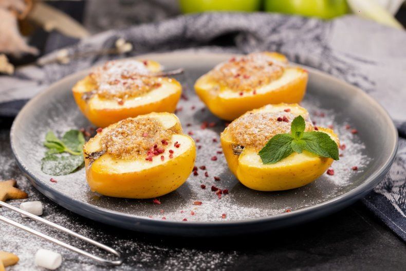 Сладкие прощания лета: как испечь яблоки с медом и орехами