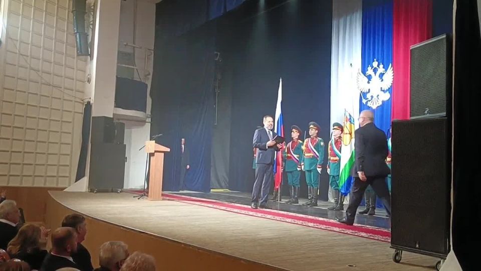 Полномочный представитель Президента в ПФО Игорь Комаров вручил губернатору Кировской области Александру Соколову благодарность от Владимира Путина