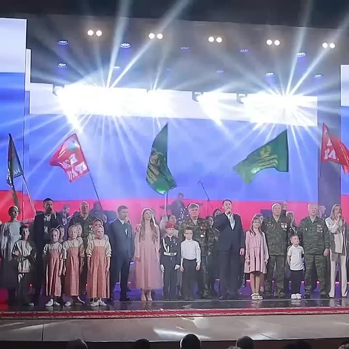 Александр Соколов: Накануне Дня Кировской области с Полномочным представителем Президента в ПФО Игорем Комаровым поздравили жителей и вручили государственные и региональные награды