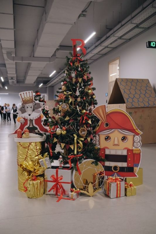 В образовательных учреждениях областного центра продолжается подготовка к Новому году