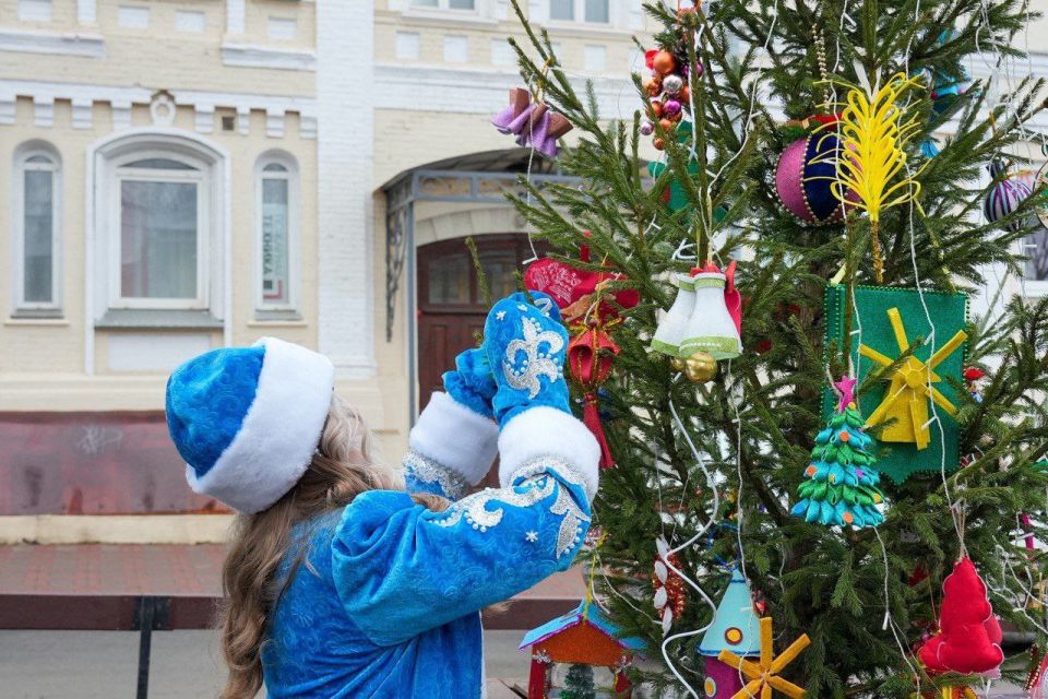 Новогодняя Спасская: муниципалитеты Кировской области украшают ёлки