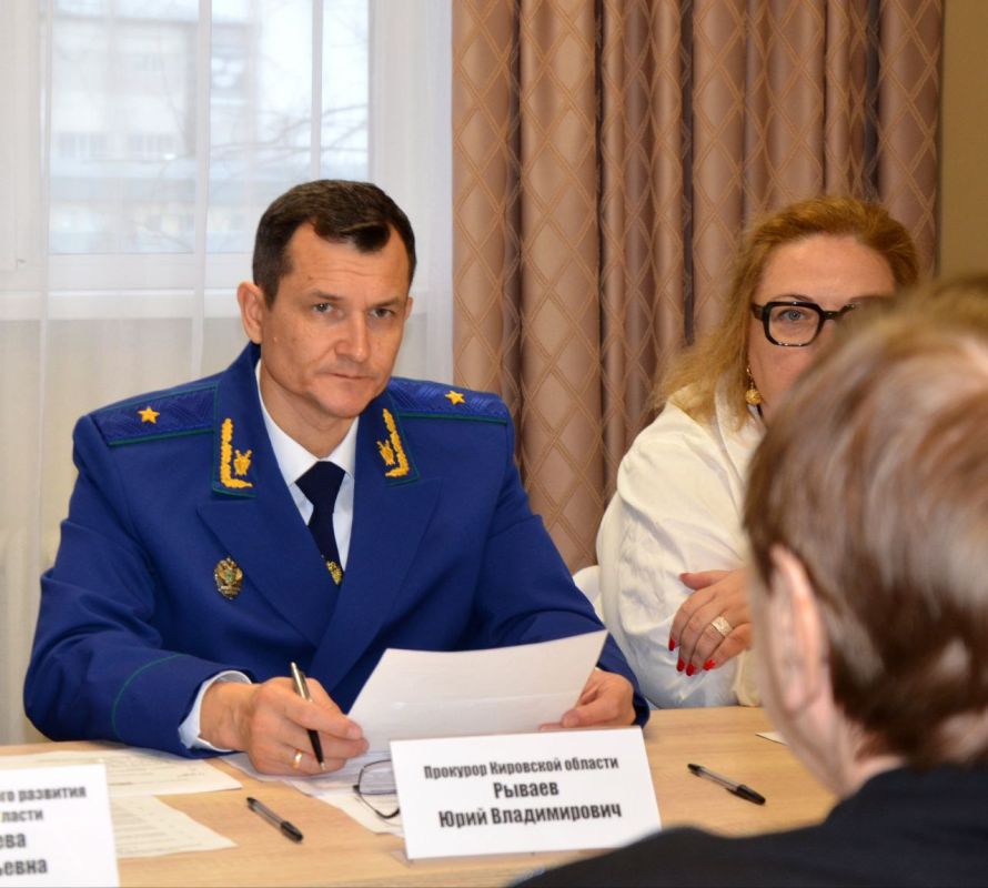 В Международный день инвалидов состоялся рабочий выезд прокурора Кировской области Юрия Рываева в многопрофильный социальный центр, где проходят реабилитацию участники СВО и члены их семей