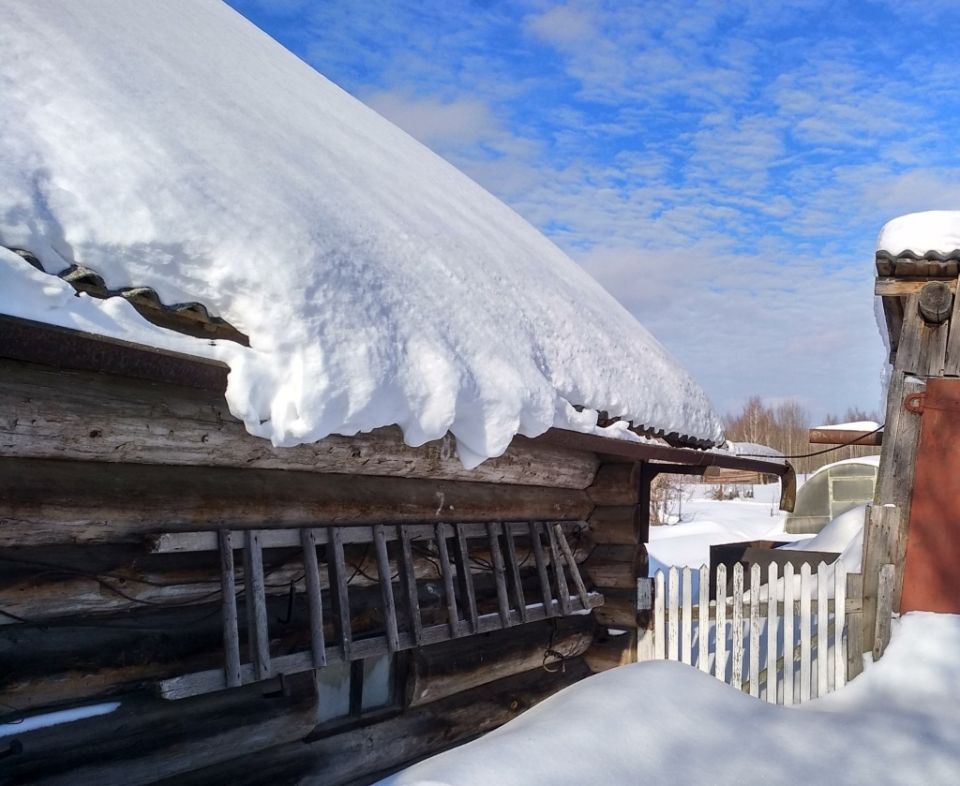 Снег на крыше: почему стоит беспокоиться и как с ним справиться