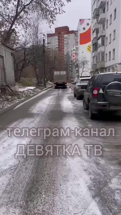 Дорогу во дворе на Комсомольской разбили большегрузы, которые привозят продукты в супермаркеты