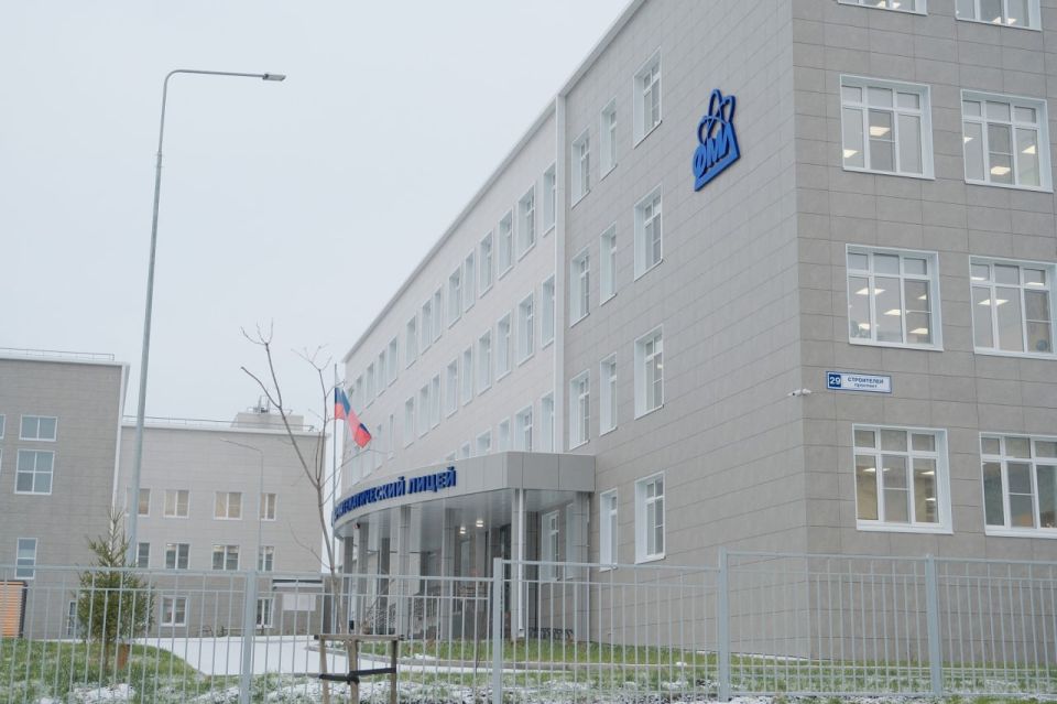 Депутаты Заксобрания оценили новое здание Кировского физико-математического лицея