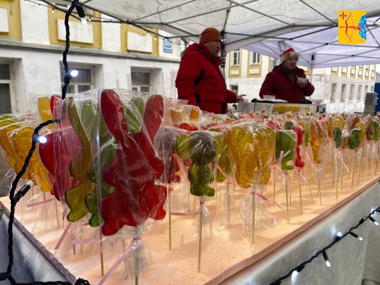 В Кирове на Спасской улице открылся зимний фестиваль ёлок В Кирове на Спасской улице открылся зимний фестиваль ёлок