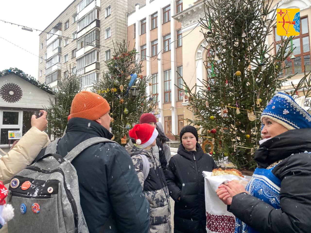 В Кирове на Спасской улице открылся зимний фестиваль ёлок В Кирове на Спасской улице открылся зимний фестиваль ёлок