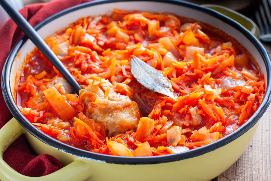 Минтай под томатным маринадом: бюджетное угощение, ставшее традицией на праздниках