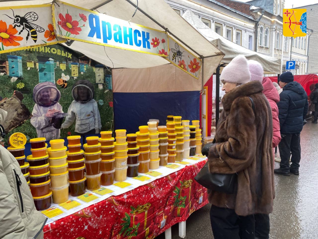 В Кирове на Спасской улице открылся зимний фестиваль ёлок В Кирове на Спасской улице открылся зимний фестиваль ёлок