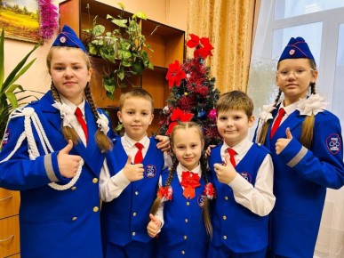 В День волонтера юные инспекторы движения города Кирова объединились и подарили настоящий праздник и предновогоднюю атмосферу бабушкам и дедушкам из дома - интернета для инвалидов и престарелых.