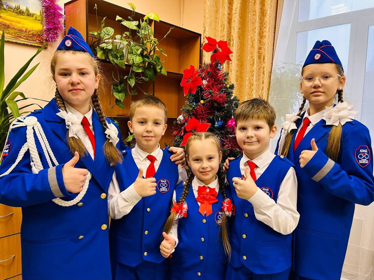 В День волонтера юные инспекторы движения города Кирова объединились и подарили настоящий праздник и предновогоднюю атмосферу бабушкам и дедушкам из дома - интернета для инвалидов и престарелых.