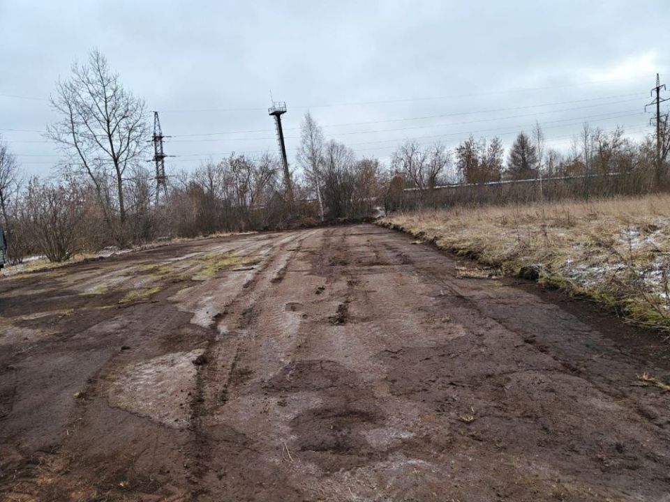 В Нововятске обустроили временную парковку возле пешеходного перехода через железную дорогу