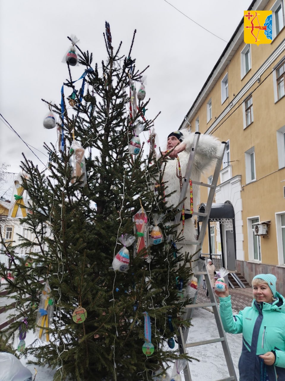 На Спасской улице появилась новогодняя спортивная елка от Верхошижемского района