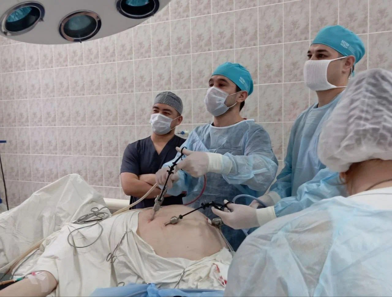 Хирурги Малмыжской ЦРБ совершили прорыв в местной практике, успешно выполнив первую малоинвазивную симультанную операцию