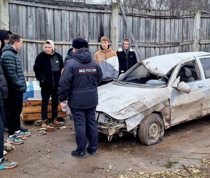 В Вятских Полянах автоинспекторы провели для будущих водителей экскурсию «Галерея разбитых судеб» В Вятских Полянах автоинспекторы провели для будущих водителей экскурсию «Галерея разбитых судеб»