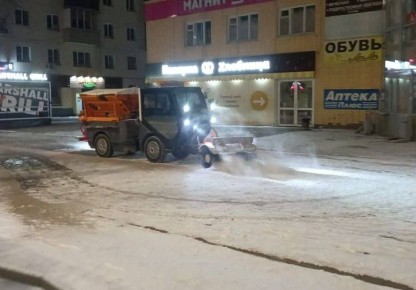 За сутки на улицах Кирова распределили 120 тонн противогололёдных материалов