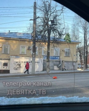 Обрыв троллейбусных проводов на перекрёстке улиц Воровского и Свободы