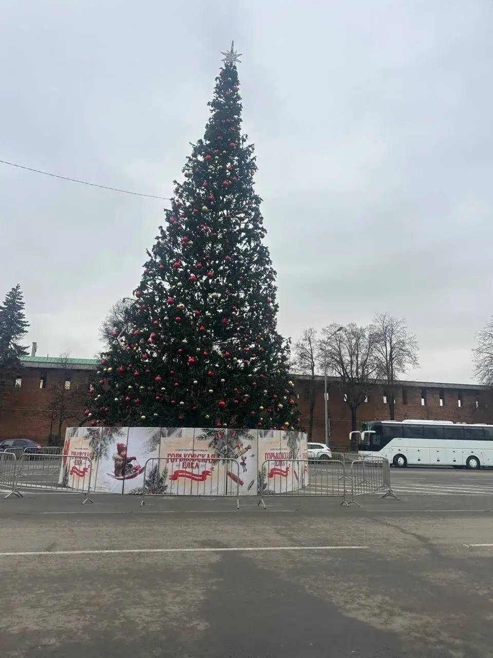 #кактамусоседей. Жители Нижнего Новгорода обрушились с критикой на городскую администрацию из-за, по их мнению, криво поставленной на площади Минина и Пожарского ёлки #кактамусоседей. Жители Нижнего Новгорода обрушились с критикой на городскую администрацию из-за, по их мнению, криво поставленной на площади Минина и Пожарского ёлки