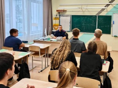 Сотрудник следственного управления СК России по Кировской области провел профилактическую встречу со школьниками