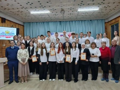 #правовоеПросвещение. Сегодня, 9 декабря 2025 года, в Международный день борьбы с коррупцией, прокурор Малмыжского района Игорь Вызый в составе жюри принял участие в конкурсе для школьников "Россия без коррупции"