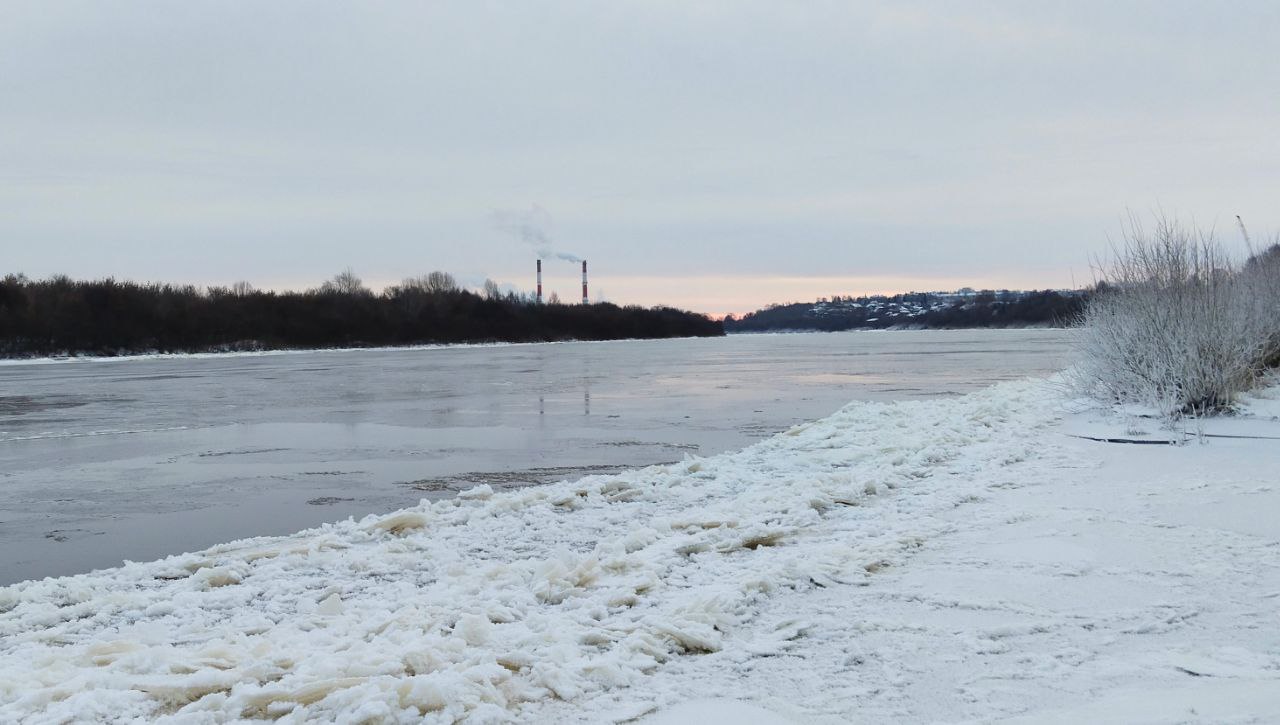 Цветы декабря. Особенно красиво выглядит в живую: от воды идёт пар, а лёд украшен такой фантастической изморозью Цветы декабря. Особенно красиво выглядит в живую: от воды идёт пар, а лёд украшен такой фантастической изморозью