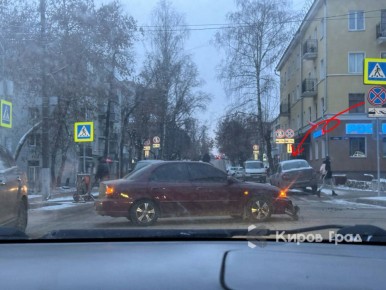 Утренняя авария в Кирове. Сегодня на перекрестке улиц Труда и Защитников отечества была «Киа Спектра» врезалась в «Ладу Гранту»