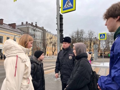 В Кирове сотрудники Госавтоинспекции организовали акцию по профилактике ДТП с детьми и распространению световозвращающих элементов