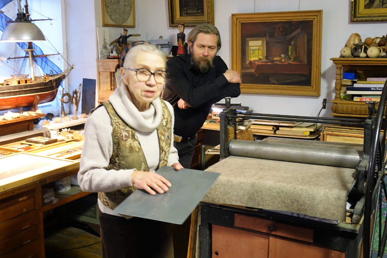 Елена Ковалева: По приглашению почетных граждан города Кирова, народных художников РФ Виктора Георгиевича Харлова и Веры Ивановны Ушаковой депутаты побывали в их мастерской Елена Ковалева: По приглашению почетных граждан города Кирова, народных художников РФ Виктора Георгиевича Харлова и Веры Ивановны Ушаковой депутаты побывали в их мастерской