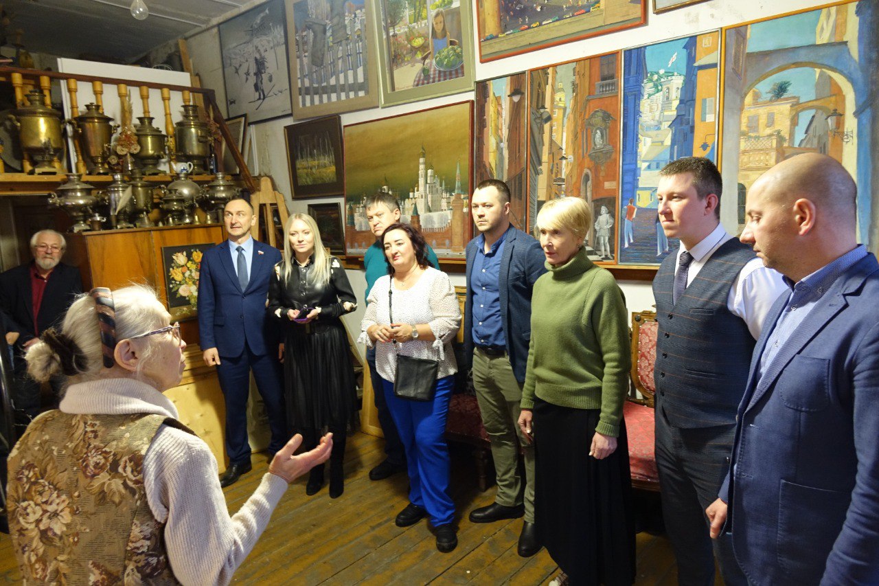 Елена Ковалева: По приглашению почетных граждан города Кирова, народных художников РФ Виктора Георгиевича Харлова и Веры Ивановны Ушаковой депутаты побывали в их мастерской Елена Ковалева: По приглашению почетных граждан города Кирова, народных художников РФ Виктора Георгиевича Харлова и Веры Ивановны Ушаковой депутаты побывали в их мастерской