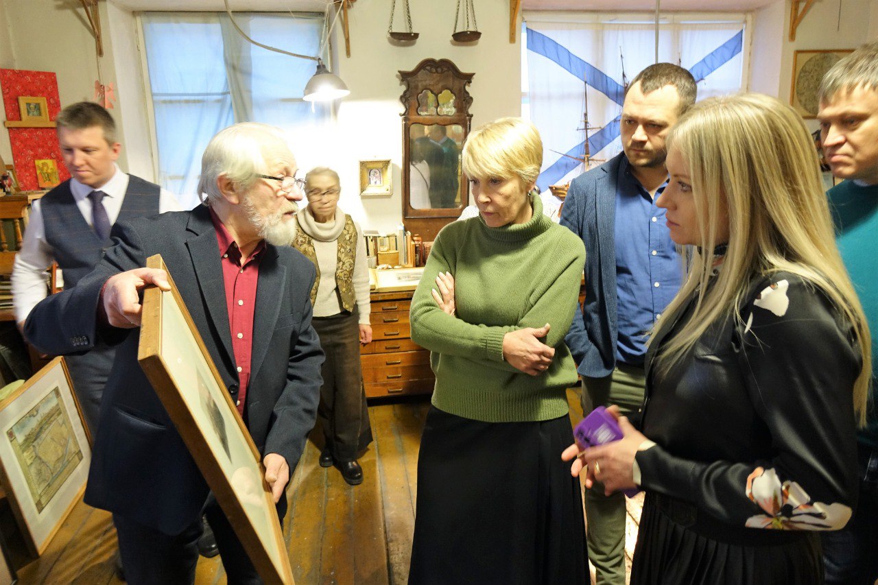 Елена Ковалева: По приглашению почетных граждан города Кирова, народных художников РФ Виктора Георгиевича Харлова и Веры Ивановны Ушаковой депутаты побывали в их мастерской Елена Ковалева: По приглашению почетных граждан города Кирова, народных художников РФ Виктора Георгиевича Харлова и Веры Ивановны Ушаковой депутаты побывали в их мастерской