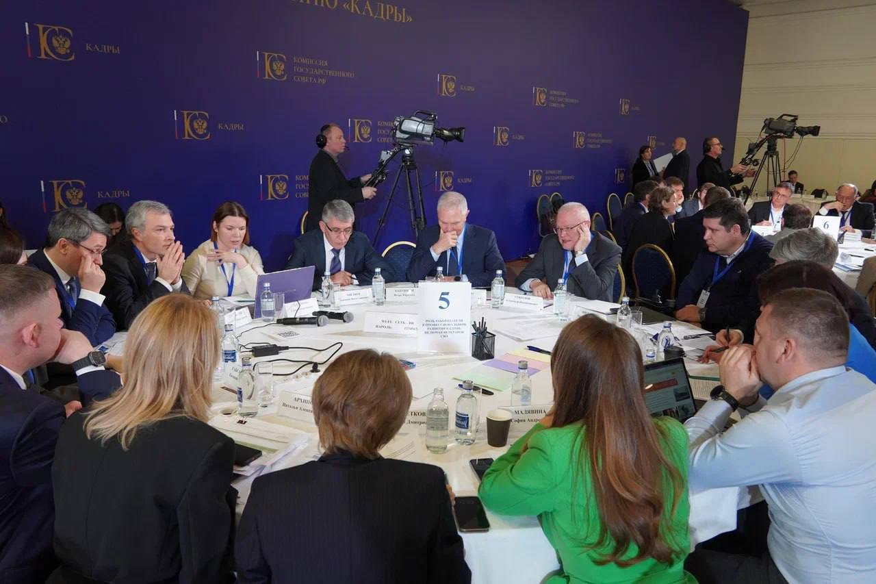 Александр Соколов: Сегодня с коллегами работали на расширенном заседании комиссии Госсовета по направлению «Кадры»