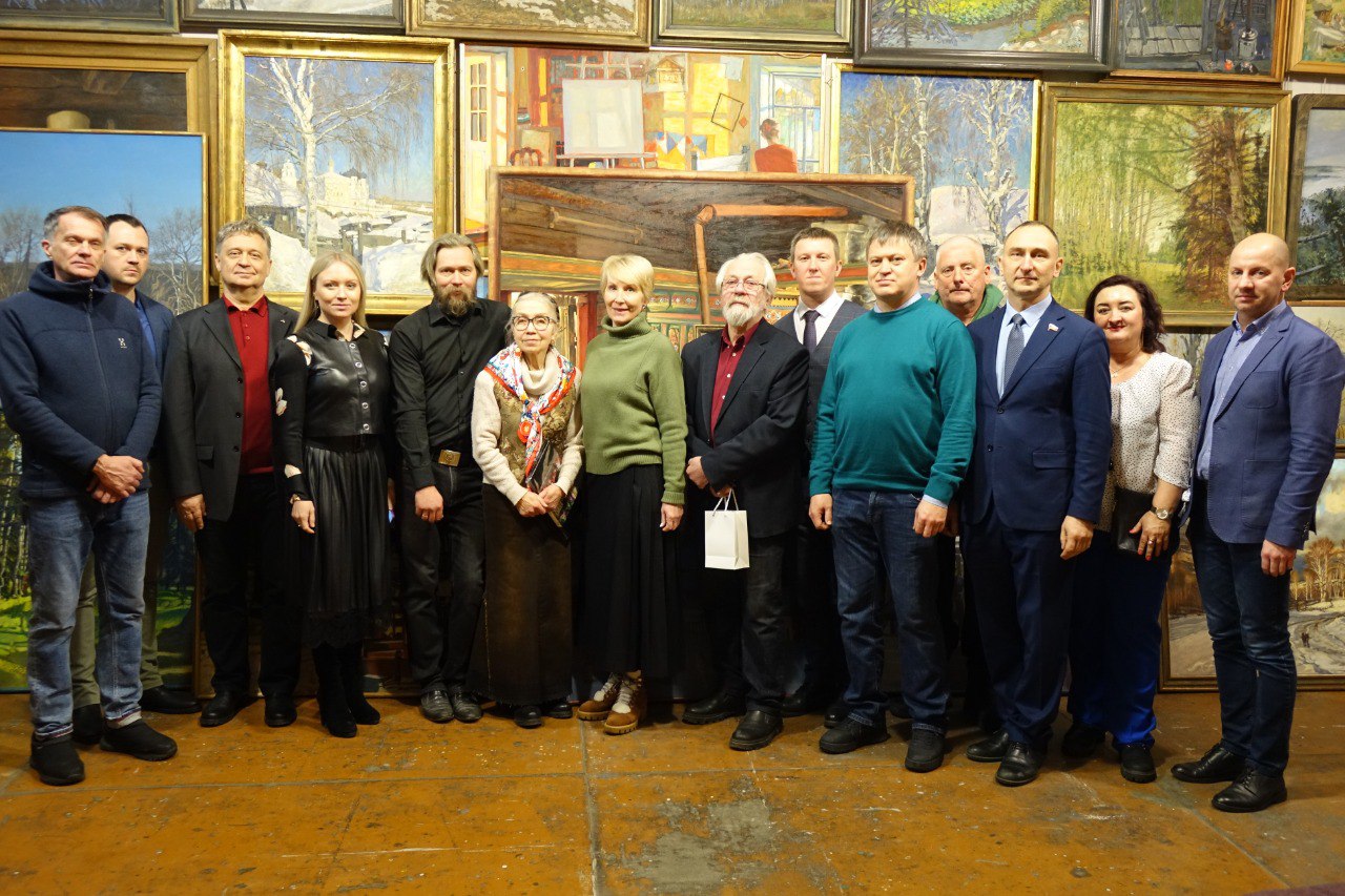 Елена Ковалева: По приглашению почетных граждан города Кирова, народных художников РФ Виктора Георгиевича Харлова и Веры Ивановны Ушаковой депутаты побывали в их мастерской Елена Ковалева: По приглашению почетных граждан города Кирова, народных художников РФ Виктора Георгиевича Харлова и Веры Ивановны Ушаковой депутаты побывали в их мастерской