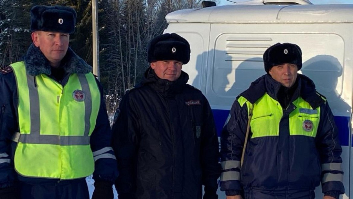 В Пермском крае сотрудники полиции помогли автоледи вытащить её перевернувшуюся машину из кювета