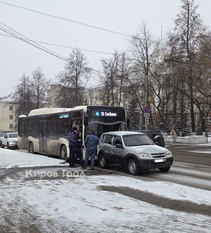 Прямо сейчас. Авария с автобусом на улице Владимирской в Кирове