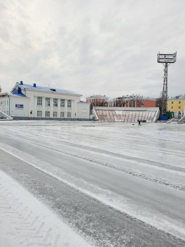В Кирове начали заливать катки