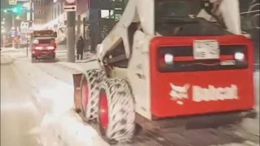 Дорожные службы города продолжают устранять последствия начавшегося вчера снегопада