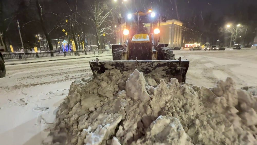 Мы так ждали снега, а выпал и его сразу увозят: ночью с улиц Кирова на спецполигон начали вывозить выпавшие осадки Мы так ждали снега, а выпал и его сразу увозят: ночью с улиц Кирова на спецполигон начали вывозить выпавшие осадки