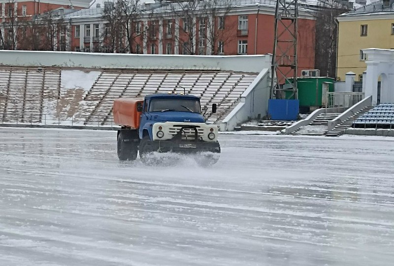 В Кирове заливают каток на стадионе «Динамо»