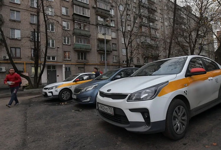Дворы — не для такси. В России могут принять поправки в КоАП, которые запретят таксистам надолго останавливаться на придомовых территориях